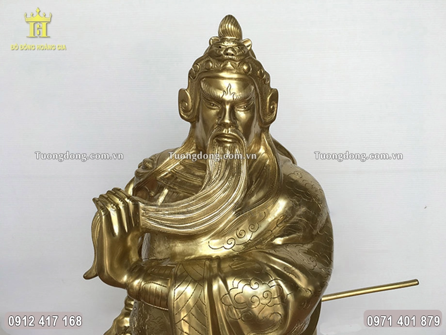 Gương mặt dữ tợn của Ngài được chạm khắc sắc nét
